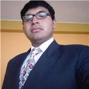 Profesor de matemáticas brinda clases a estudiantes pre universitario